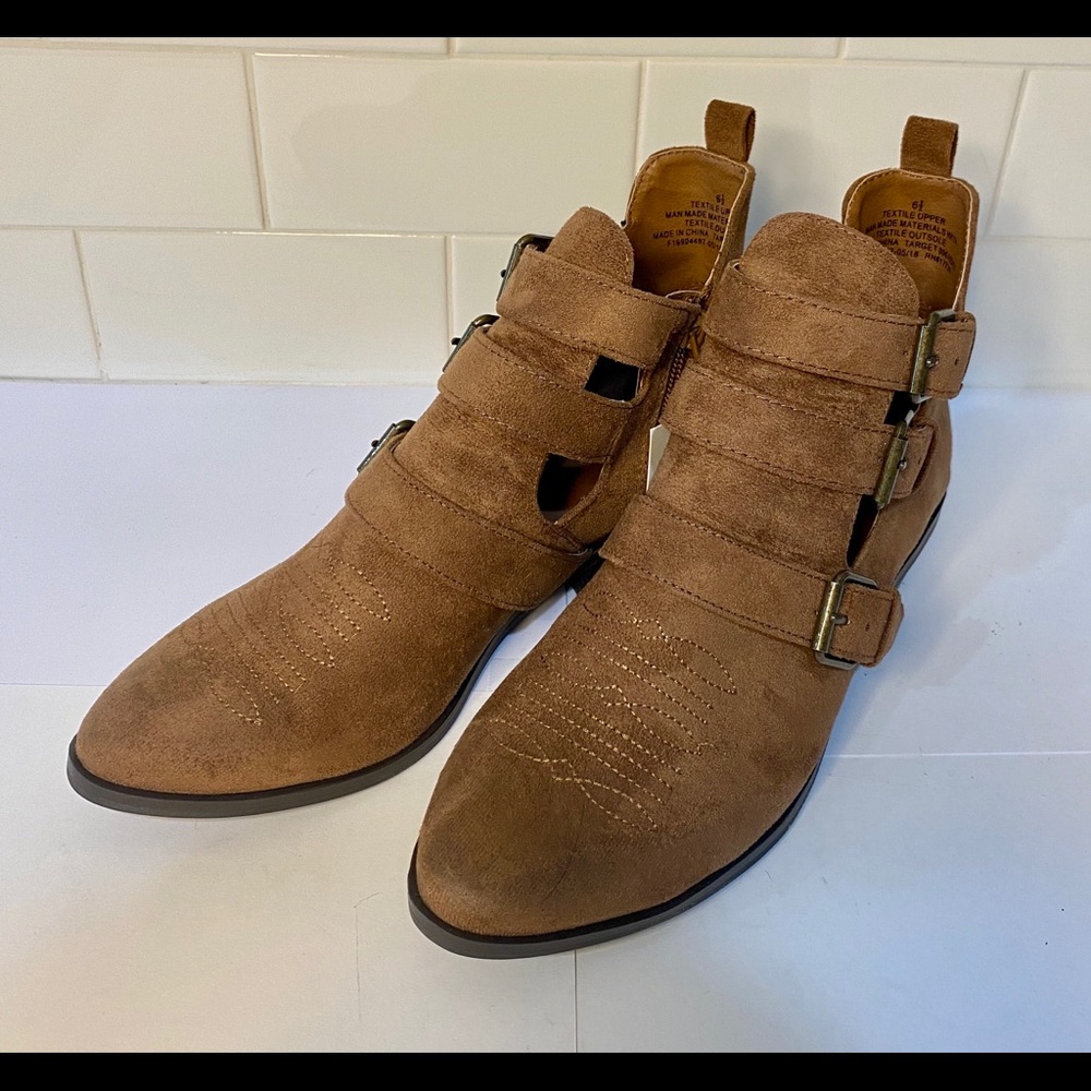 Universal Thread size 6.5 tan booties